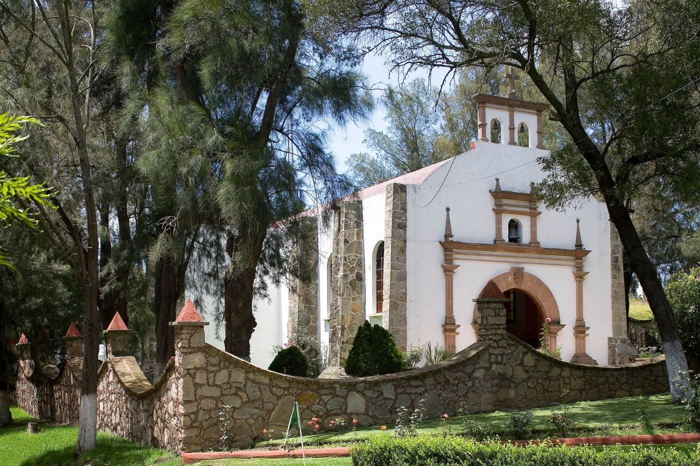 Capilla histórica de la hacienda entre los árboles