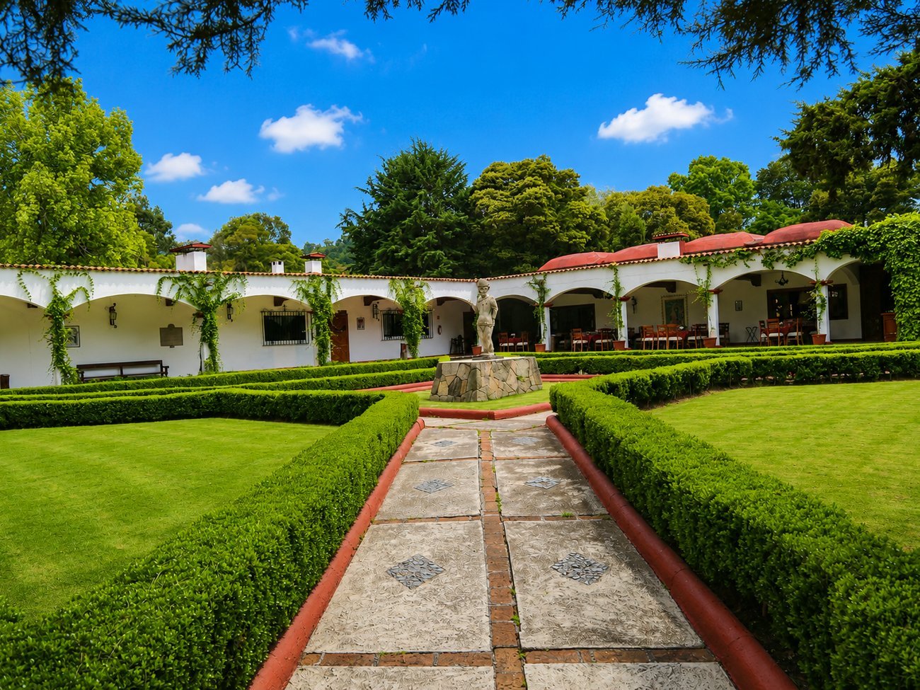 Patio central de la hacienda con la escultura de Cantinflas
