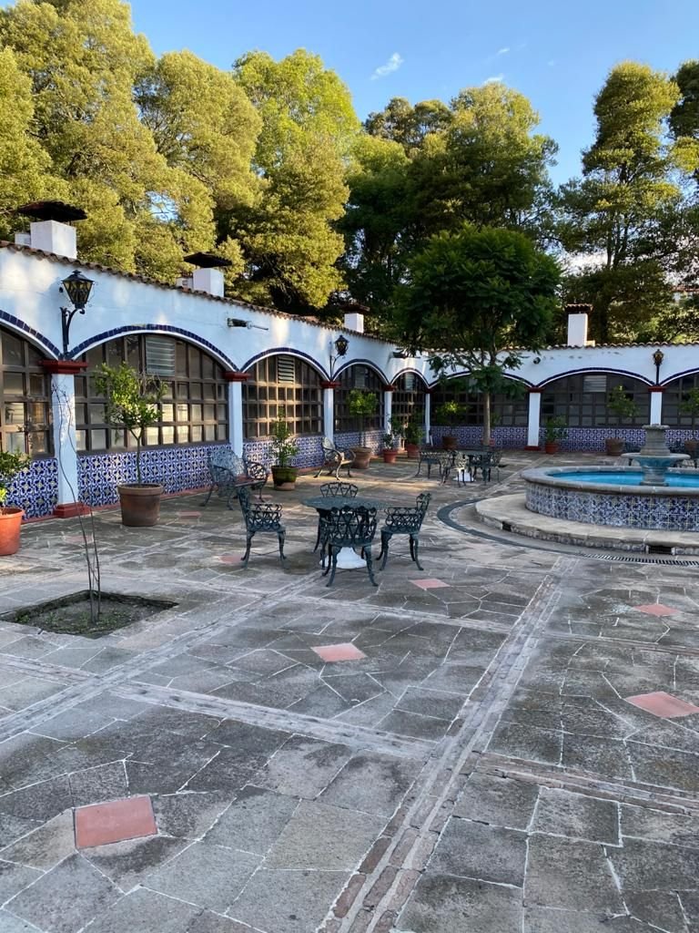 Patio central de la hacienda con fuente de talavera