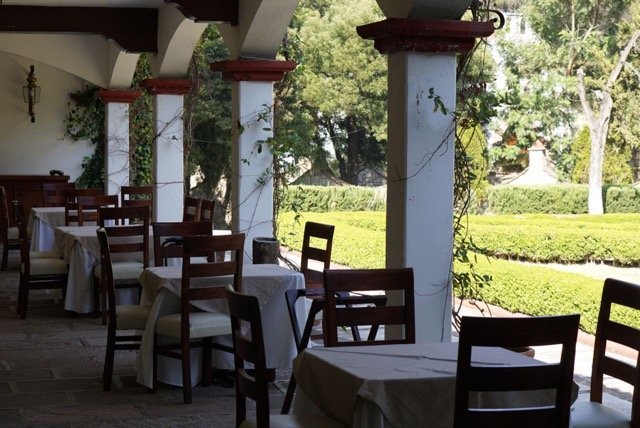 Terraza del restaurante de la hacienda con vista a los jardines
